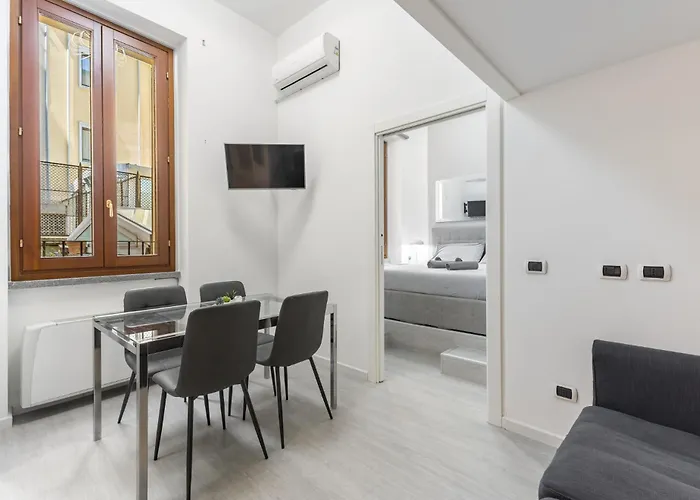 White - Duomo - 6 Posti Milan