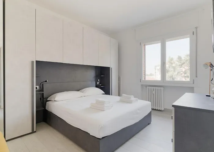 Guesthost - Piazza Tripoli Bright Daire Milano