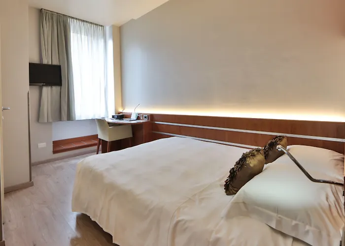 Western Madison Milano