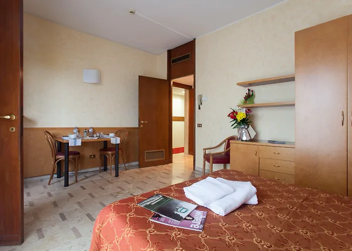 מלון דירות Ih Argonne Park 3*