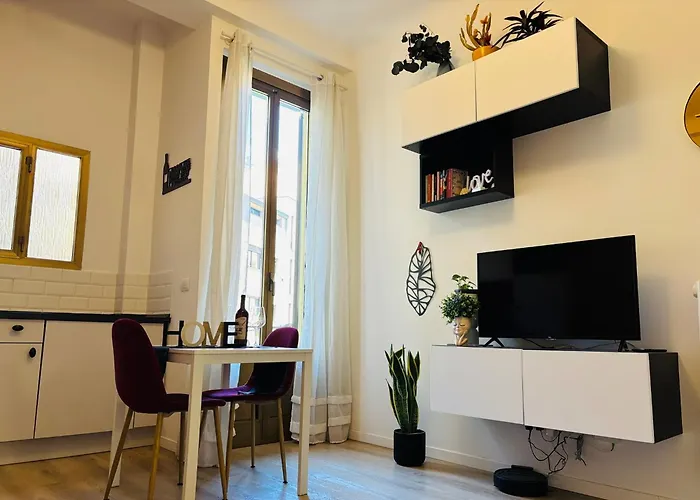 Charming In Isola Near The Metro! Апартаменты *