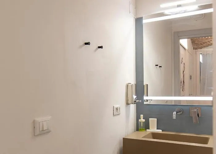 La Vecchia Milano-les Nubles Vannucci - Il Ballatoio E Il Cortile * Milánó