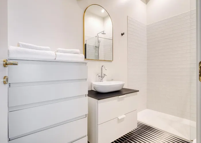 Just Urban Stays - Chic & Stylish Apt In City Center - 1 Min M2 Metro Appartement