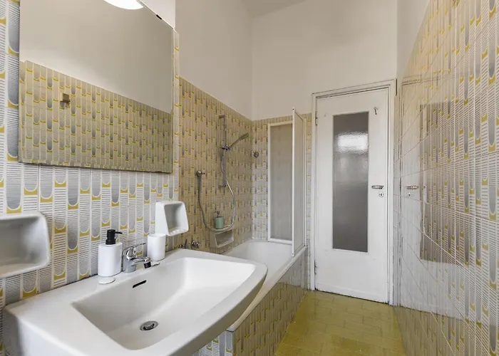 3 Bedrooms Separate 1 Min Walk From Brera, 15 Min Duomo * Милан
