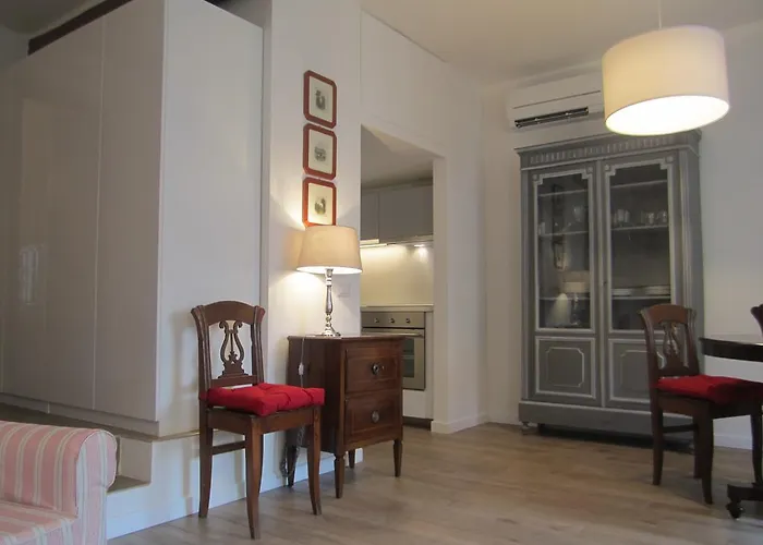 Charming And Elegant Historic Center Of Apartman Milánó