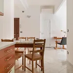 Guesthost - Stazione Cozy And Functional Flat *