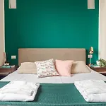 דירה The Rent - Bright Two-bedroom In De Amicis מילאנו