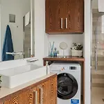 The Rent - Bright Two-bedroom In De Amicis