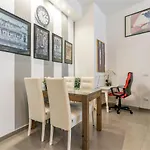 S. Ambrogio Square Apartment *