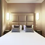 Prestige Boutique - Piazza Duomo View アパート 4*