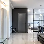 New & Bright Balcony Flat By Station Milão