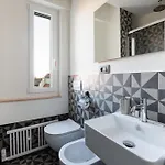 Guesthost - Renovated Apts Lejlighed *