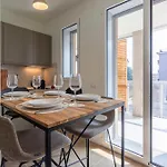 Guesthost - Glam Flat Apartment