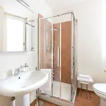 Classy Heritage Home, Center, 7 Guests アパート