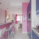 Guesthost - Mac Mahon - Colorful With Balcony! Apartament