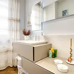 Guesthost - White Flat Bilo Di Design De Angeli *