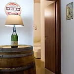 The Wine Cave, Cool & Spacious 2br, Steps From Centrale, Ideal For Large Groups And Families Appartement