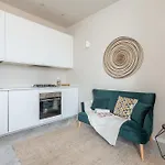 Stylish Studio, Skyline View, Modern Amenities アパート ミラノ