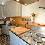 Argento, Bright Flat In The Center, 7 Guests, Parking & Wifi, Near To 3 Tram Lines And The Metro - Well Connected To Airports And To The Train Station