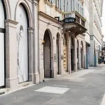 Manzoni 44 * Milánó