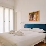 Just Urban - Bright New 2br In Center - M2 And M4 شقة *