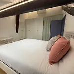 Sunny 2br Penthouse Near * Milan