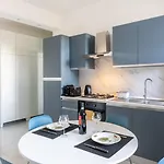 Modern With Balcony Near Centre 아파트 *
