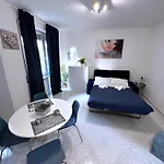 Modern With Balcony Near Centre 아파트 *
