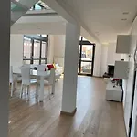 Penthouse Luce Near Metro-bus-tram Appartement