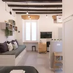 Bricks & Beams In The Key Area Of Apartment *