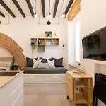 Bricks & Beams In The Key Area Of Apartment *