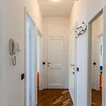 Flat With Private Balcony - Close To Life, Corso アパート