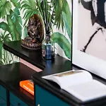 Design Boutique Flat - Refined & Daire Milano