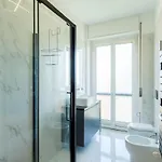 Large With Private Balcony And Workspace アパート