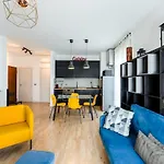 Large With Private Balcony And Workspace *