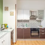 Guesthost - Bright Apt- Piazzale Loreto * ミラノ