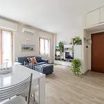 Stylish Porta Romana With Terrace ミラノ