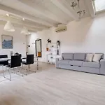 Bright Flat In The Heart Of Porta Venezia *