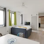 Guesthost - Modern Precotto Milánó