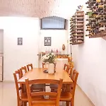 Appartement The Wine Cave, Cool & Spacious 2br, Steps From Centrale, Ideal For Large Groups And Families