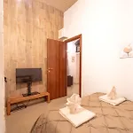 The Wine Cave, Cool & Spacious 2br, Steps From Centrale, Ideal For Large Groups And Families *