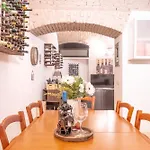 The Wine Cave, Cool & Spacious 2br, Steps From Centrale, Ideal For Large Groups And Families Appartement