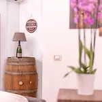 The Wine Cave, Cool & Spacious 2br, Steps From Centrale, Ideal For Large Groups And Families Appartement *