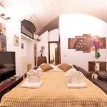 The Wine Cave, Cool & Spacious 2br, Steps From Centrale, Ideal For Large Groups And Families Appartement Milan