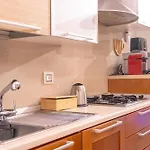 The Wine Cave, Cool & Spacious 2br, Steps From Centrale, Ideal For Large Groups And Families Milan