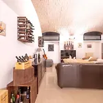 Appartement The Wine Cave, Cool & Spacious 2br, Steps From Centrale, Ideal For Large Groups And Families