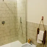 Pensión Jungle With Private Bathroom, Metro Line Milán