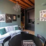 شقة Artistic Flat W Wooden Beams, Porta Venezia ميلان