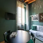 Artistic Flat W Wooden Beams, Porta Venezia شقة *
