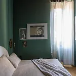 Artistic Flat W Wooden Beams, Porta Venezia ميلان